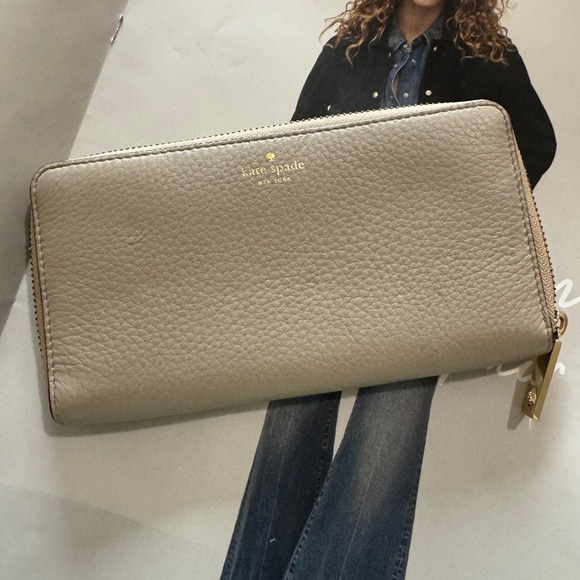 New - Kate Spade zip around wallet in taupe gray - Picture 4 of 9